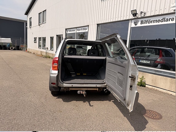 Toyota RAV4 7 of 9