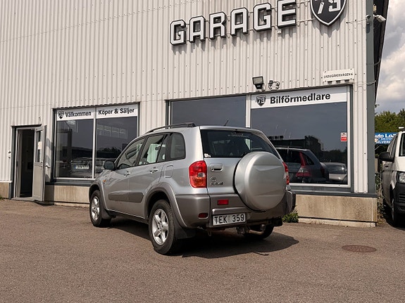 Toyota RAV4 6 of 9