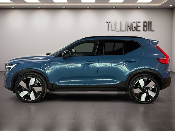 Volvo XC40 2 of 5