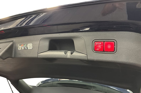 Mercedes-Benz EQC400 13 of 30