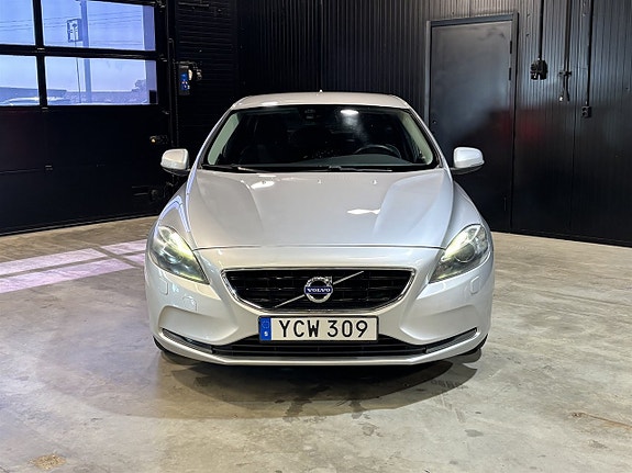 Volvo V40 2 of 27