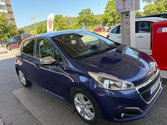 Peugeot 208 2 of 5