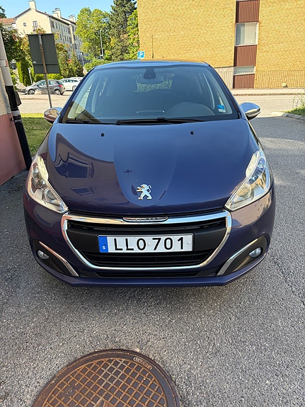 Peugeot 208 3 of 5