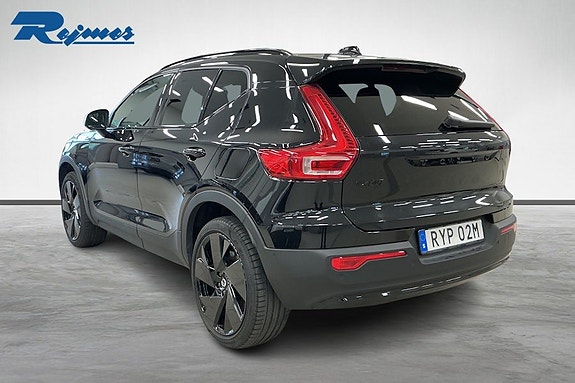 Volvo EX40 2 of 18