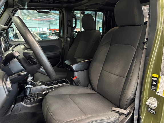 Jeep Gladiator 14 of 28