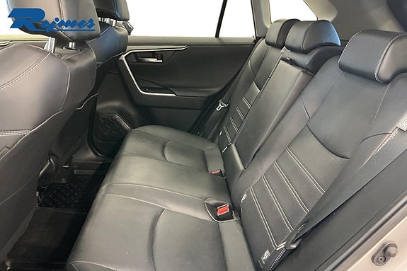 Toyota RAV4 8 of 18