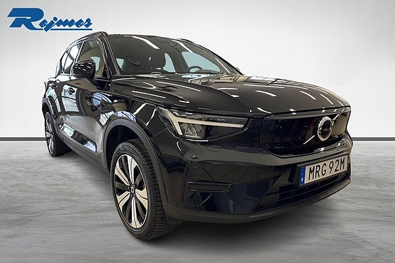 Volvo XC40 2 of 5