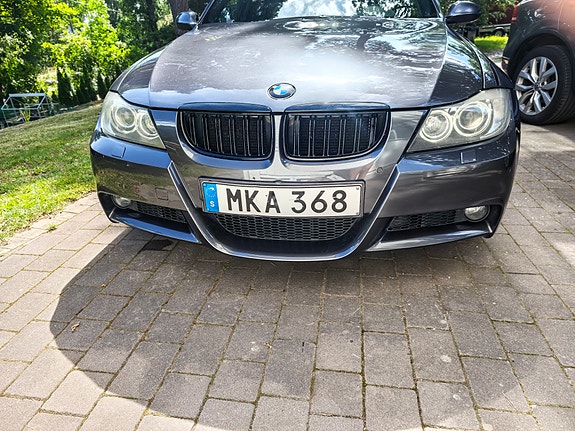 BMW 325Xi 2 of 12