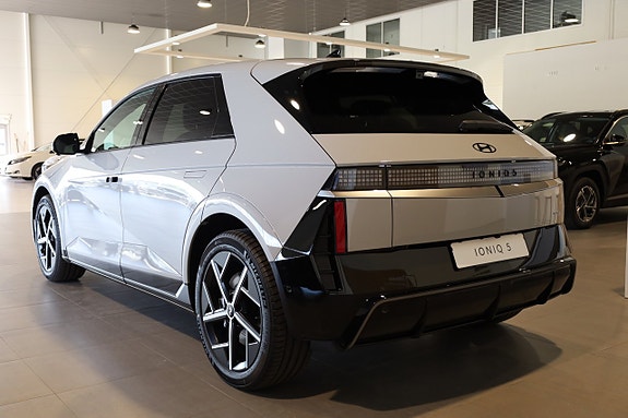 Hyundai Ioniq 5 4 of 5