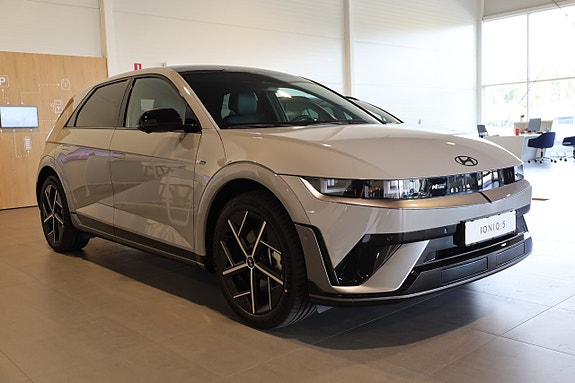 Hyundai Ioniq 5 2 of 5