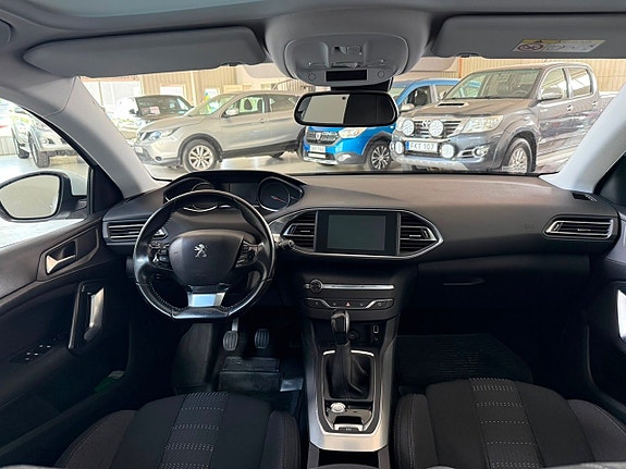 Peugeot 308 SW 13 of 14