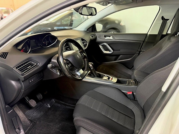 Peugeot 308 SW 12 of 14
