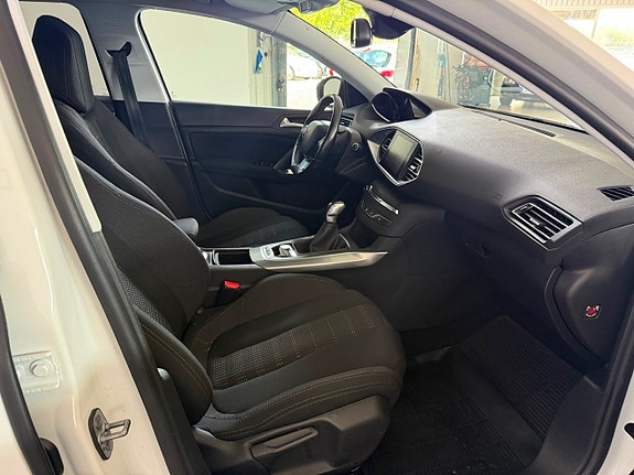 Peugeot 308 SW 11 of 14