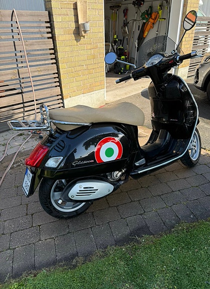 Vespa GTS 300 SUPER SPORT 4 of 5