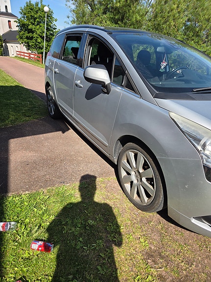 Peugeot 5008 2 of 5