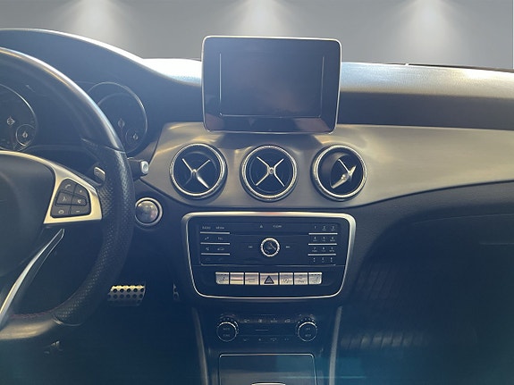 Mercedes-Benz CLA180 11 of 26