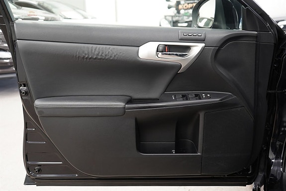 Lexus CT200h 14 of 26