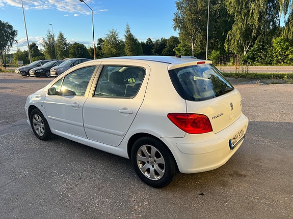 Peugeot 307 2 of 5