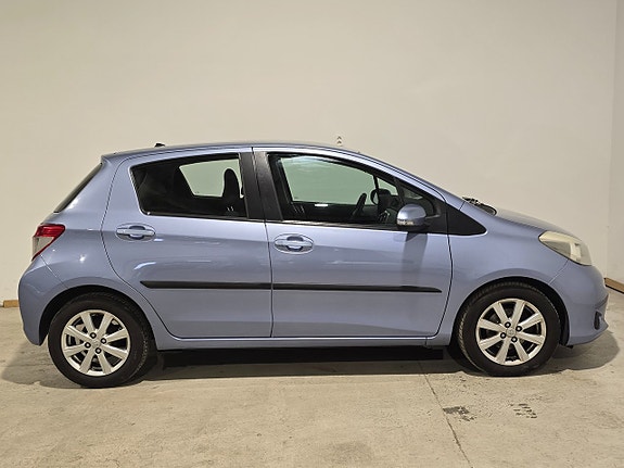 Toyota Yaris 4 of 15