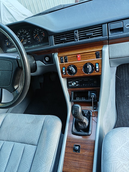 Mercedes-Benz E200 7 of 8