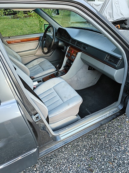 Mercedes-Benz E200 6 of 8