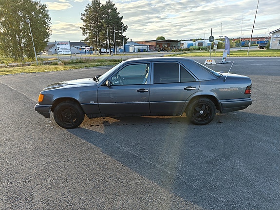 Mercedes-Benz E200 2 of 8