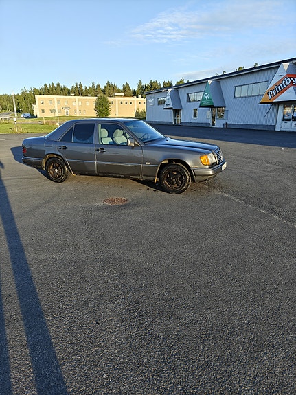 Mercedes-Benz E200 3 of 8