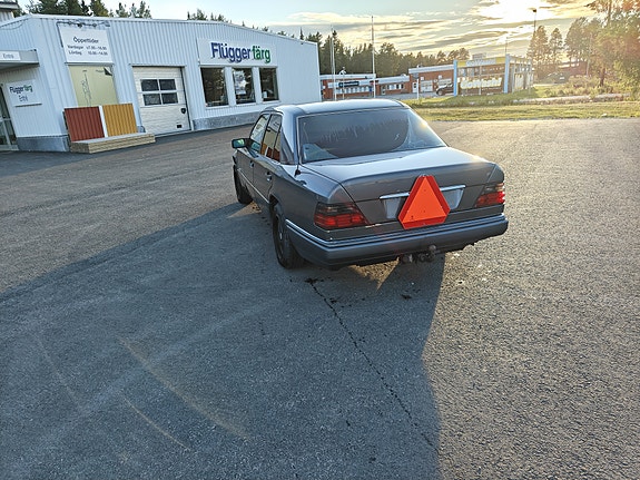 Mercedes-Benz E200 4 of 8