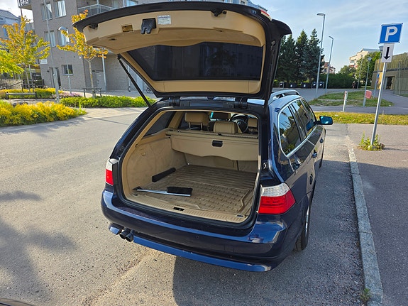 BMW 523i 3 of 5