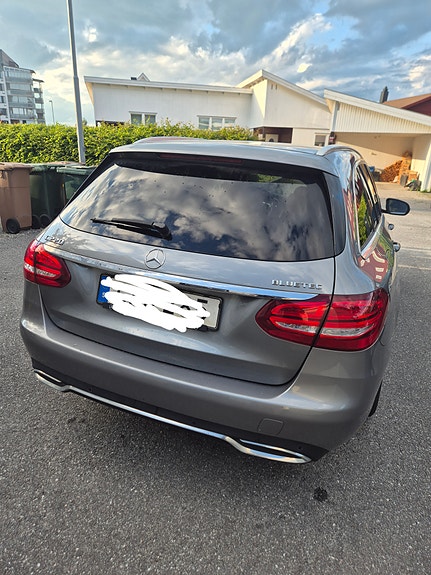 Mercedes-Benz C220 2 of 5