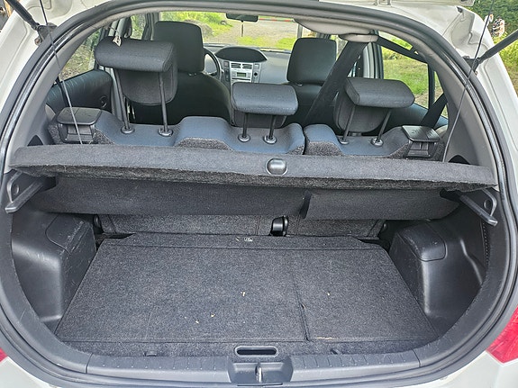 Toyota Yaris 2 of 12