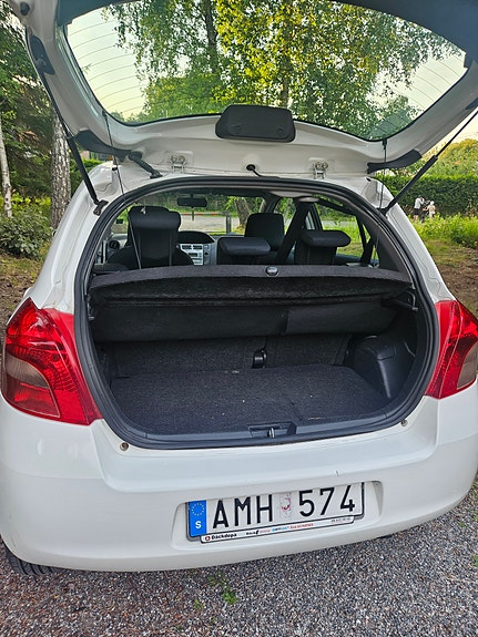 Toyota Yaris 3 of 12