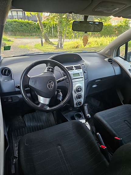 Toyota Yaris 7 of 12