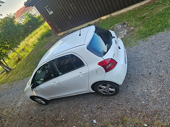 Toyota Yaris 9 of 12