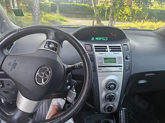Toyota Yaris 8 of 12