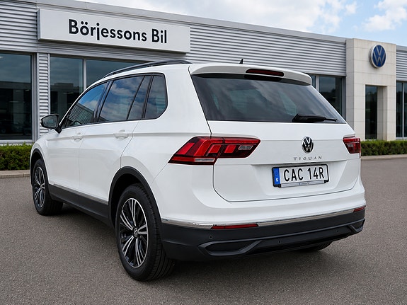 Volkswagen Tiguan 2 of 5