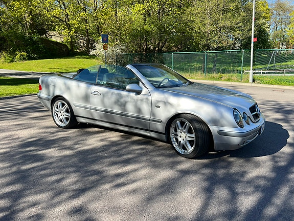 Mercedes-Benz CLK320 4 of 5