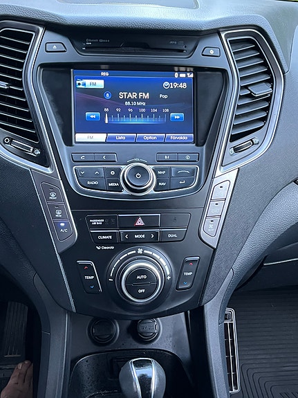 Hyundai Grand Santa Fe 2 of 5