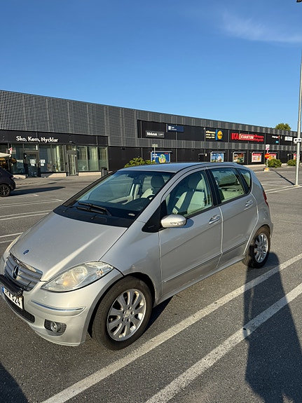 Mercedes-Benz A180 2 of 5