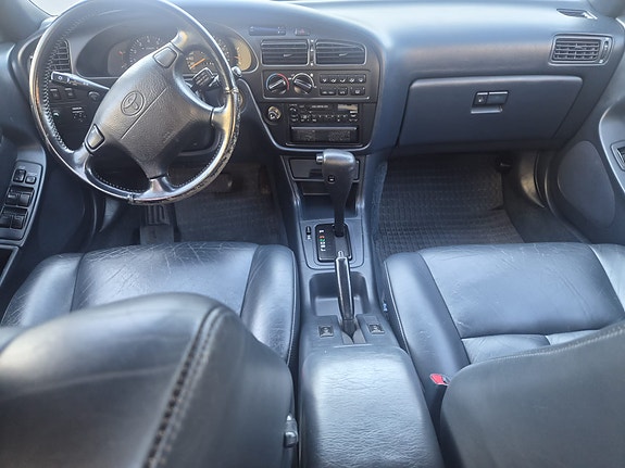 Toyota Camry 4 of 5