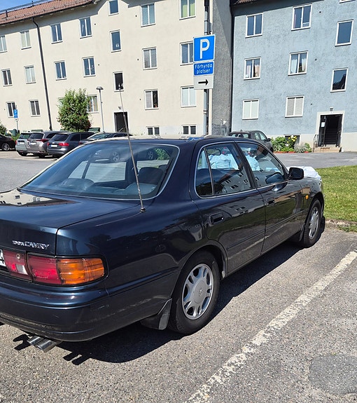 Toyota Camry 3 of 5