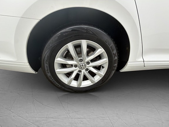Volkswagen Passat 26 of 29