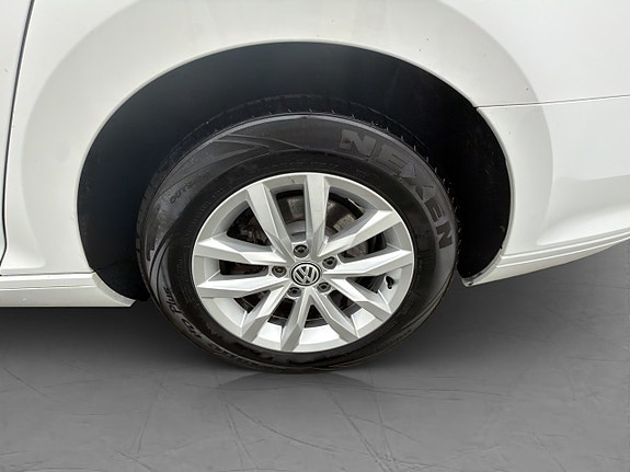 Volkswagen Passat 29 of 29