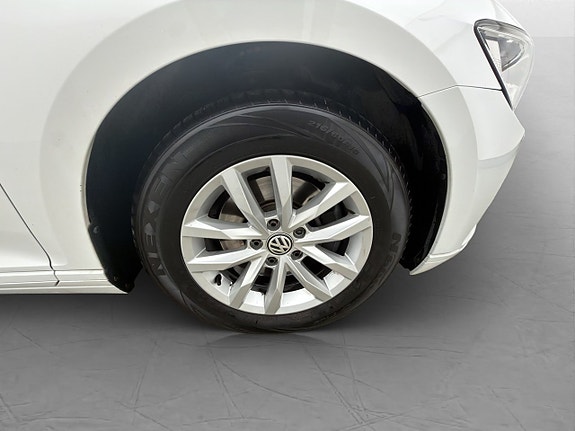 Volkswagen Passat 27 of 29