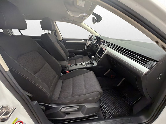 Volkswagen Passat 21 of 29