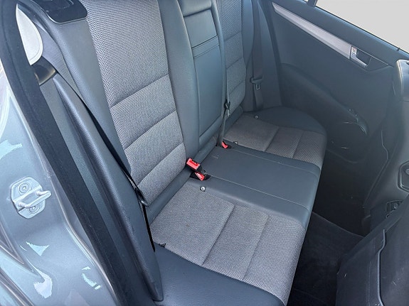 Mercedes-Benz C220 10 of 12