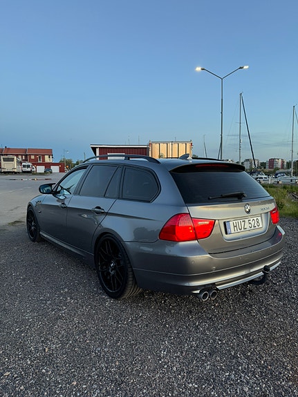 BMW 330d 3 of 5