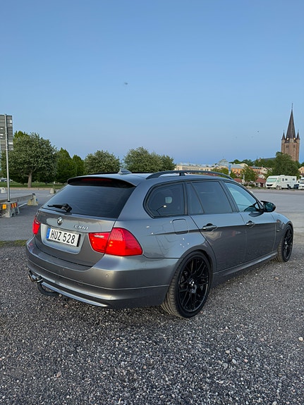 BMW 330d 2 of 5