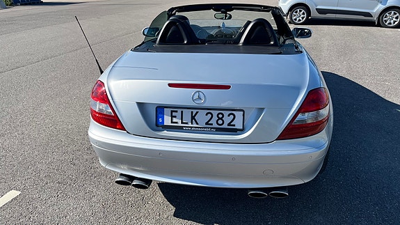 Mercedes-Benz SLK350 4 of 5