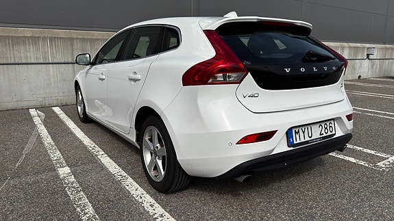 Volvo V40 2 of 5